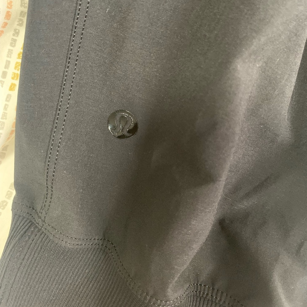 Lululemon black pleated front Joggers size 6